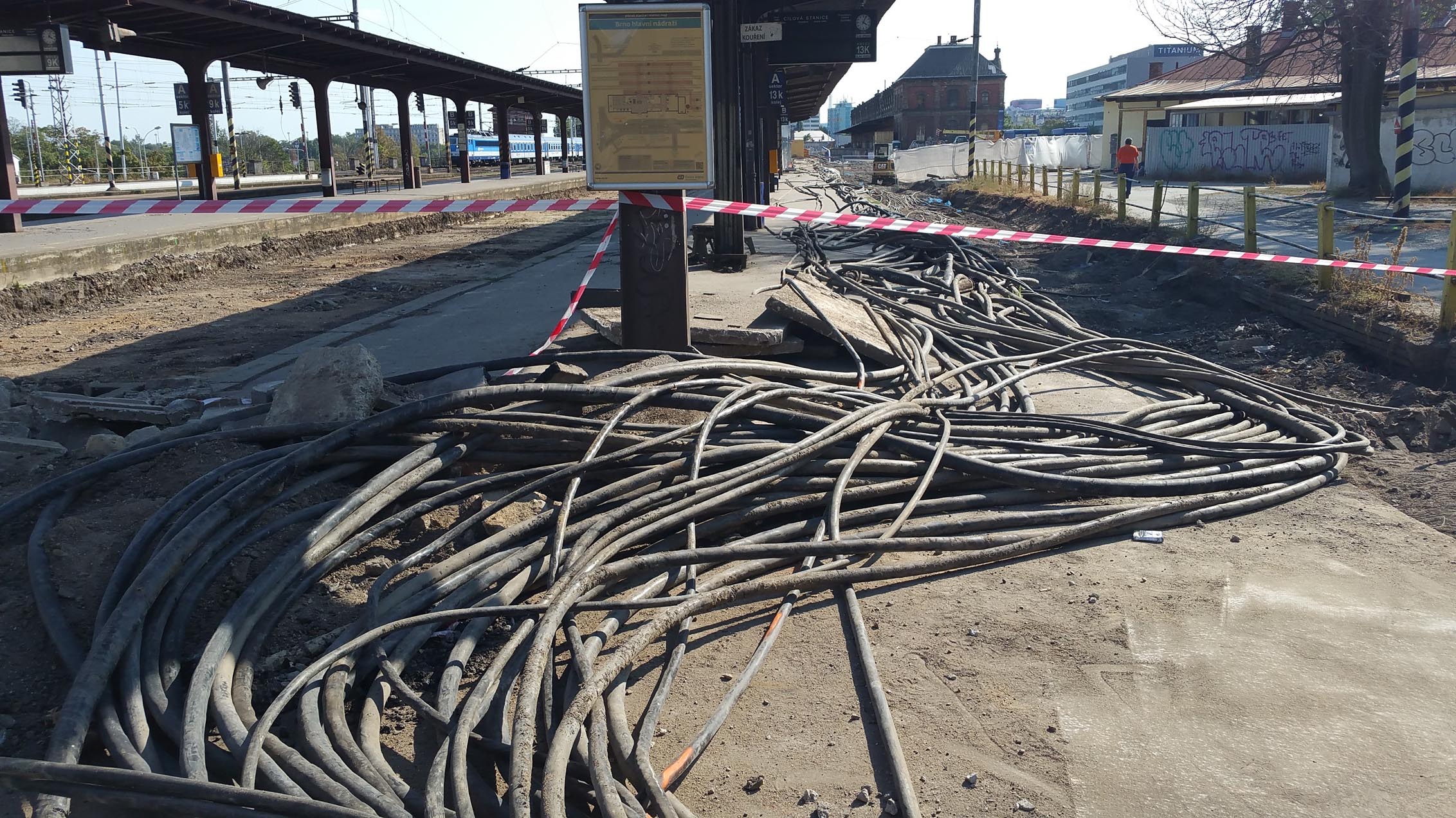 Kabely zabezpečovacího zařízení brněnského nádraží při opravách v létě 2018.