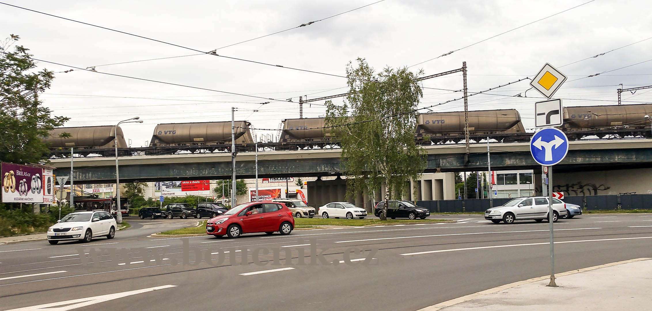 Most nad ulici Olomoucká. Zde ve variantě nádraží Řeka bude nový přestupní uzel Černovice.