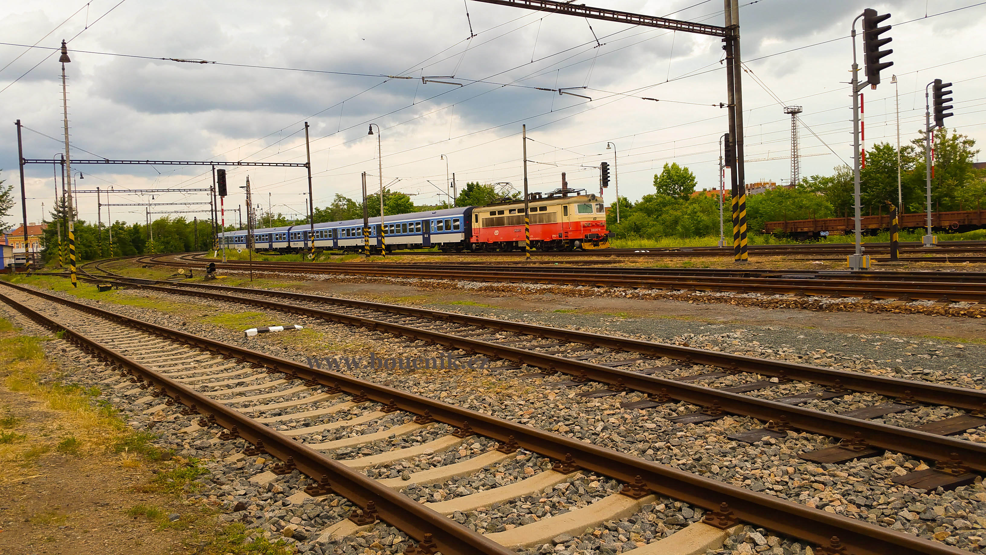 Osobní vlaky od Tišnova Dolním nádražím jen projíždí na Modřice, kde je přestup na osobní vlaky směr Břeclav.
