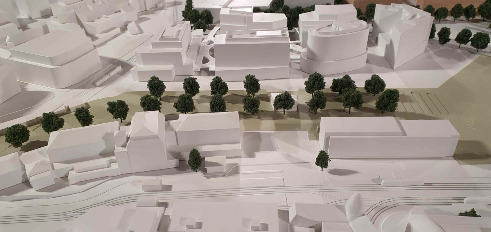 Vizualizace a model nového brněnského nádraží na výstavě v Křížové chodbě Nové radnice, říjen 2021
