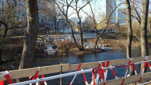 Schody a posezení u Svratky ve Štýřicích