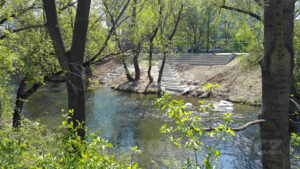 Schody a posezení u Svratky ve Štýřicích