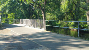 Schody a posezení u Svratky ve Štýřicích