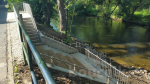 Schody a posezení u Svratky ve Štýřicích