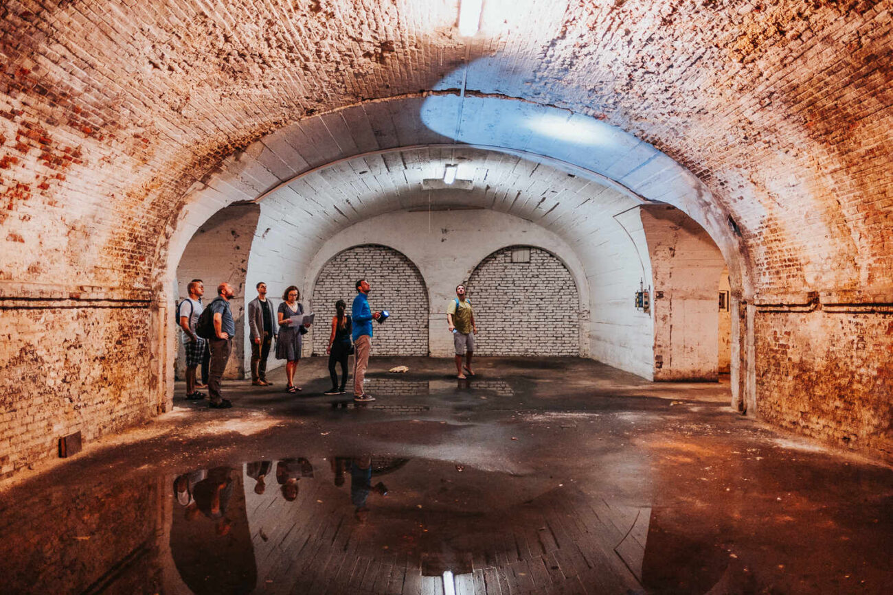 Zachovalé oblouky tzv. Vídeňského viaduktu v Brně pod skladem Malá Amerika