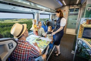 Ilustrační obrázek ČD. Cestování s dětmi druhou třídou v expresech railjet.