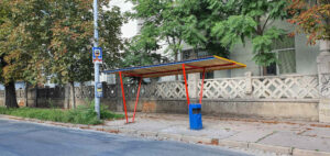 Plastový přístřešek na zastávce Uzavřená