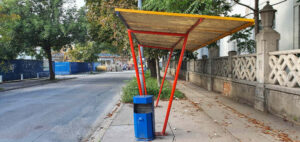 Plastový přístřešek na zastávce Uzavřená