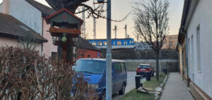 Ulice Myslbekova, která je neprůchozí.