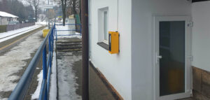 Prodejní automat IDS-JMK na zastávce v Novém Městě na Moravě