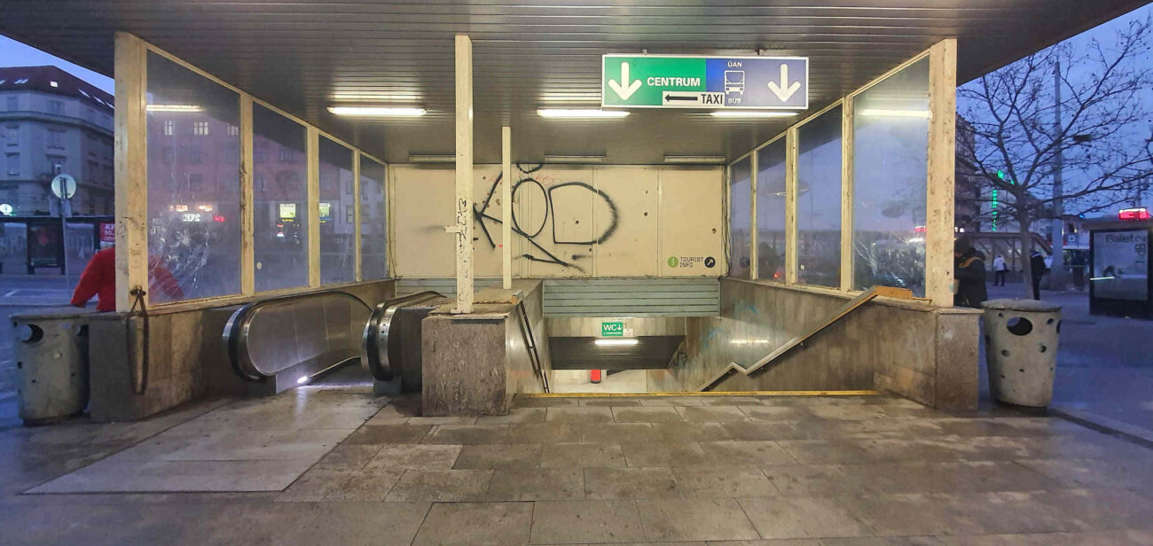 Východ z podchodu k hlavnímu nádraží. Oblíbené místo pro bezdomovce.