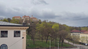 Výhled ze střechy Domini parku v Brně na hrad Špilberk