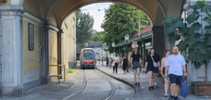 Tramvaj je účastníkem silničního provozu a musí dodržovat jak drážní pravidla, tak pravidla silničního provozu.