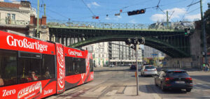 Tramvaj je účastníkem silničního provozu a musí dodržovat jak drážní pravidla, tak pravidla silničního provozu.