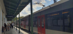 Na lince metra U6 jsou sběrače nahoře, jako na železnici.